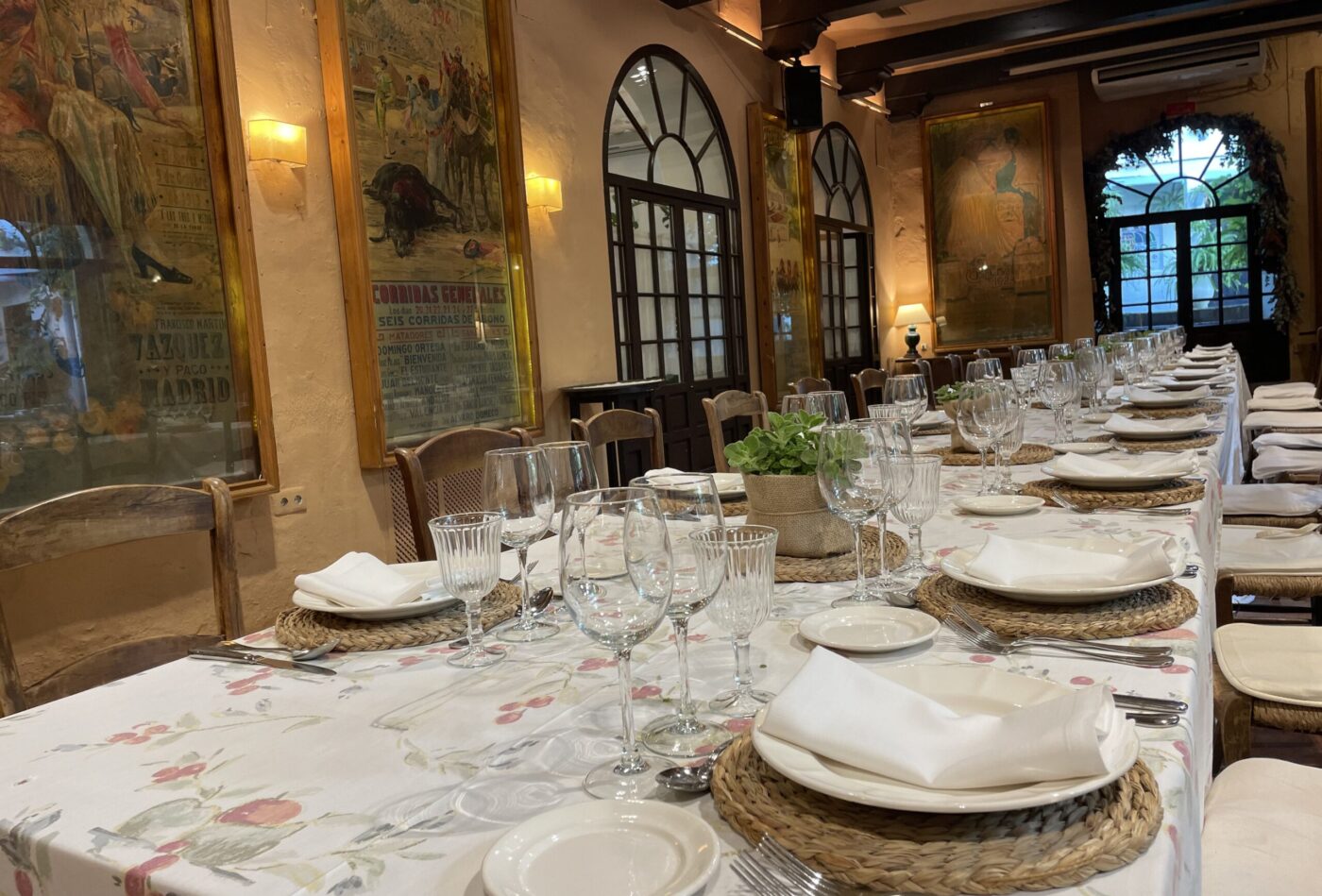 Canastas-2-scaled-SALONES-ESPACIOS-BODEGAS-CAMPOS-1400x949